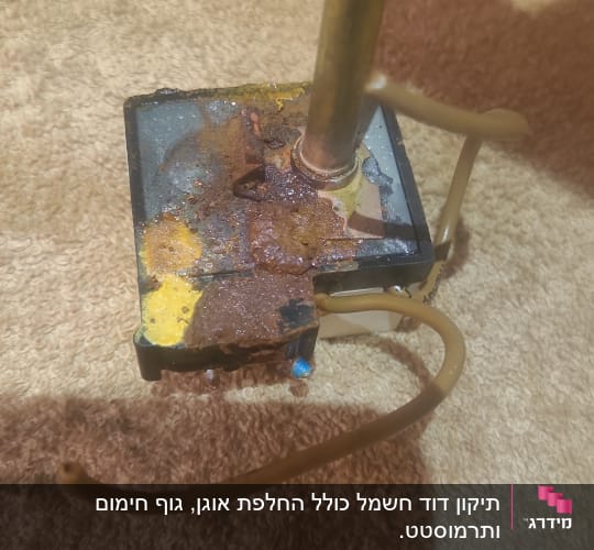 חלק תחתון של דוד שמש עם חלודה וצינורות